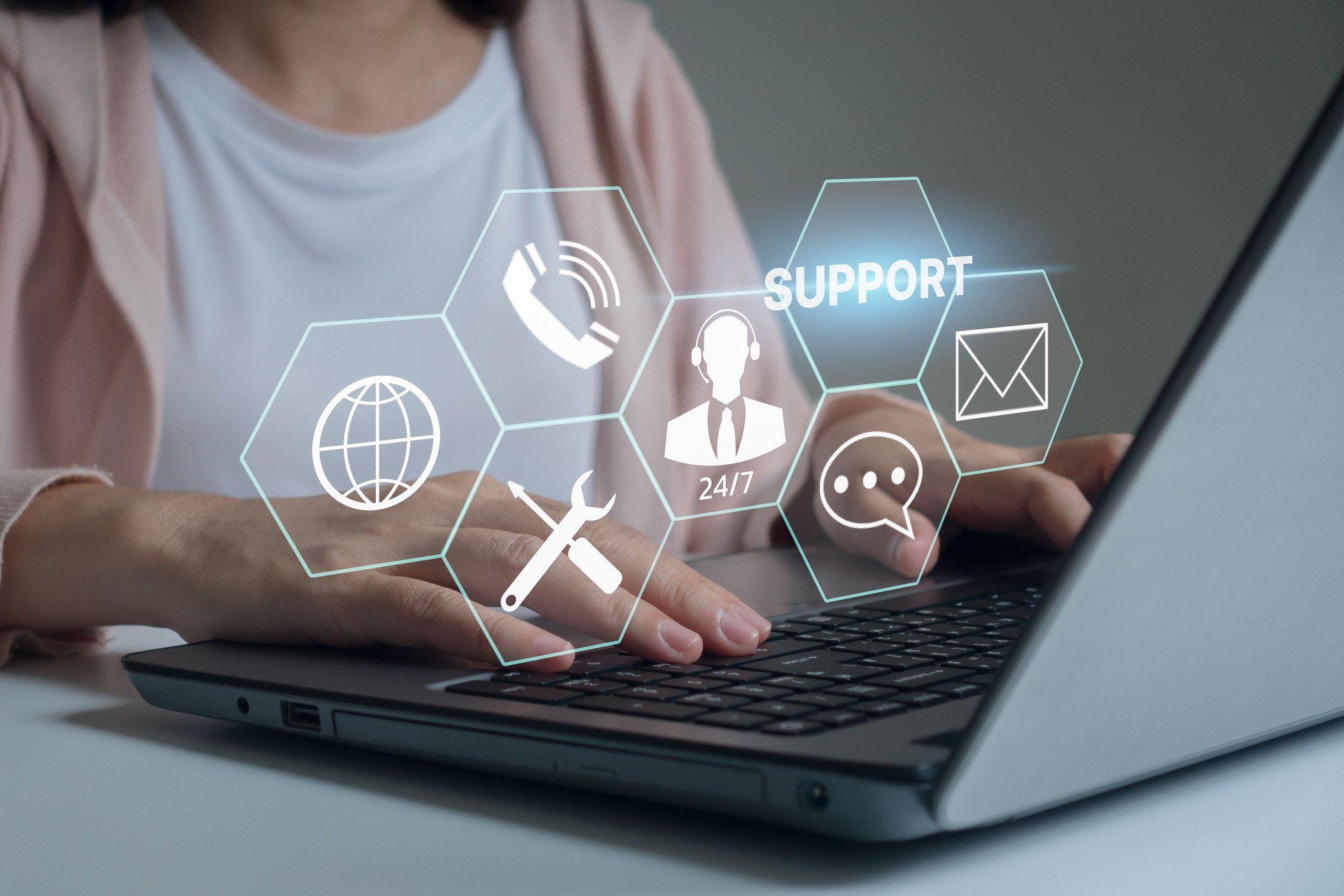 Support technique Service à la clientèle Business Technology Internet Concept. Homme d’affaires utilisant un ordinateur portable avec icône de service d’assistance à l’écran, service d’assistance téléphonique disponible par téléphone, chat